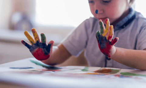 Ребенок рисует пальчиками